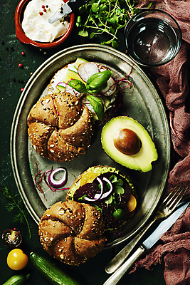 포토 JPG 해외이미지 그릇 접시 빵 포크 방울토마토 검은배경 오이 샌드위치 사람없음 컵 하이앵글 나이프 바질 아보카도 사프란 크림치즈 적환무 해외202004 해외포토 식기 음식 뷰포인트 백그라운드 토마토 채소 과일 치즈 검은색 칼 무 향신료 파일형식