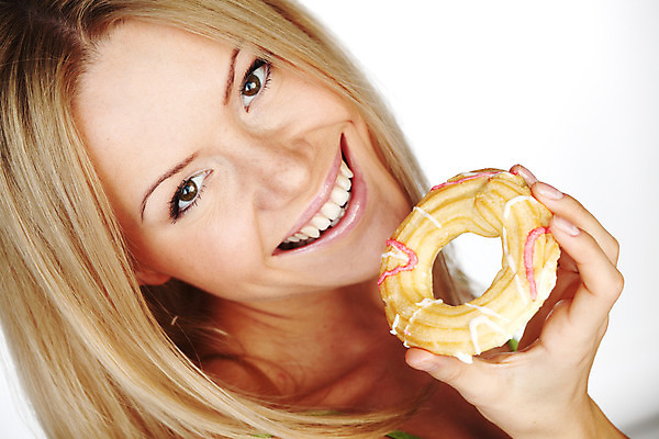 포토 JPG 해외이미지 모델 손 응시 여자 얼굴 음식 백그라운드 다이어트 디저트 건강 한명 사람 성인 금발 섹시 우주 케이크 기쁨 흰색 잡기 오픈 화려 도넛 달콤 먹기 크림 입술 칼로리 내추럴 고립 넘어짐 페스츄리 해외202004 해외202105 해외포토 1 헤어스타일 시선 감정 빵 컬러 컨셉 모션 신체부위 맛 파일형식