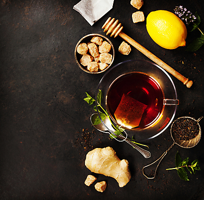 포토 JPG 해외이미지 잎 검은배경 실내 사람없음 하이앵글 찻잔 티스푼 레몬 생강 티백 생강차 허니디퍼 해외202004 차거름망 해외포토 식물 뷰포인트 백그라운드 채소 과일 잔 내부 차_음료 숟가락 검은색 도구 파일형식