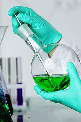포토 JPG 해외이미지 학생 손 산업 과학 장갑 백그라운드 손가락 유리 추상 건강 실험 사람없음 물 파란색 스터디 약 장비 의사 흰색 기구 공구 잡기 투명 액체 실험실 생명공학 약국 과학자 플라스크 분석 생물학 비커 유리그릇 튜브 발견 조제 유전 화학물질 화학자 해외202004 해외202105 해외포토 자연요소 직업 그릇 잡화 교육 컬러 컨셉 무늬 의학 모션 재질 실험기구 신체부위 학습 의료진 도구 화학 만들기 학자 파일형식