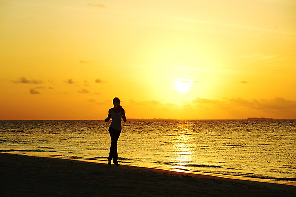 포토 JPG 해외이미지 모양 라이프스타일 여자 모래 스포츠 파도 바다 포즈 신발 이동 하늘 건강 한명 풍경 성인 야외 물 여름 달리기 조깅 운동 햇빛 태양 일출 일몰 기차 자유 연습 속도 땀 마라톤 달리기선수 양발 혼자 해외202004 해외202105 해외포토 자연요소 1 계절 육상교통 컨셉 모션 대중교통 사람 경기 생활 노을 육상스포츠 육상선수 파일형식
