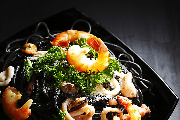 포토 JPG 해외이미지 접시 탁자 검은배경 새우 파슬리 사람없음 신선 해산물 오징어 홍합 후추 바질 오징어먹물스파게티 해외202004 오징어먹물 해외202105 해외포토 식기 가구 백그라운드 채소 어패류 연체동물 스파게티 갑각류 검은색 수중동물 향신료 파일형식