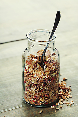 포토 JPG 해외이미지 유리병 곡류 실내 사람없음 숟가락 시리얼 꽂음 요거트 나무탁자 그래놀라 해외202004 해외포토 음식 탁자 병_용기 유제품 수저 내부 파일형식