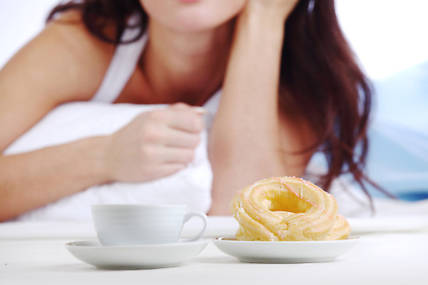 포토 JPG 해외이미지 백인 모델 1 라이프스타일 웰빙 여자 행복 유럽 얼굴 커피 음료 비즈니스 아침 갈색머리 실내 한명 미소 사람 성인 컵 금발 카페 침실 흰색 침대 뜨거움 차 아침식사 고립 단절 혼자 유일 해외202004 해외202105 해외포토 주간 서양인 헤어스타일 식기 감정 나라 컬러 가구 표정 내부 생활 신체부위 상점 식사 파일형식