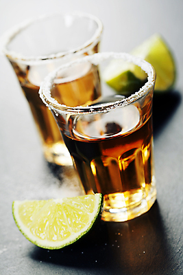 포토 JPG 해외이미지 술잔 회색배경 실내 사람없음 아웃포커스 칵테일 소금 라임 두잔 멕시코음식 전통주 테킬라 해외202004 해외포토 백그라운드 2 과일 잔 주류 서양음식 촬영기법 내부 회색 파일형식