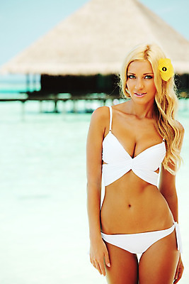 포토 JPG 해외이미지 계절 여자 모래 바다 섬 여행 자연 하늘 호텔 휴가 휴식 주택 손바닥 한명 사람 풍경 야외 물 여름 파란색 금발 태양 섹시 낭만 흰색 전원 만 고급 빌라 휴양지 석호 몰디브 이국적 파라다이스 해외202004 해외202105 해외포토 자연요소 1 헤어스타일 손 아시아 컬러 컨셉 숙소 건물 장소 전기에너지 생태계 파일형식