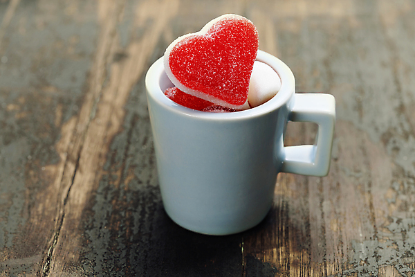 포토 JPG 해외이미지 실내 사랑 사람없음 머그컵 하트 달콤 오브젝트 담기 나무바닥 젤리 해외202004 해외포토 모양 감정 모션 디저트 바닥 내부 컵 맛 파일형식