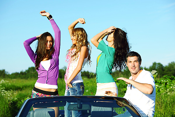 포토 JPG 해외이미지 라이프스타일 여자 남자 행복 백그라운드 자동차 자연 하늘 휴가 미소 사람 여러명 성인 야외 여름 파란색 친구 우정 기쁨 자유 흰색 춤 오픈카 해외202004 해외202105 해외포토 계절 감정 육상교통 컬러 다수 컨셉 관계 승용차 문화예술 표정 생활 생태계 파일형식