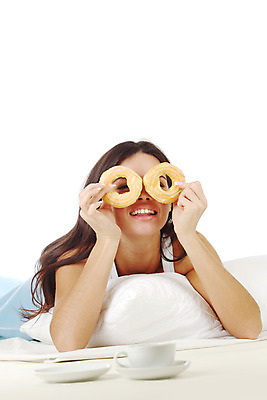 포토 JPG 해외이미지 백인 모델 1 라이프스타일 웰빙 여자 행복 유럽 얼굴 커피 음료 비즈니스 아침 갈색머리 실내 한명 미소 사람 성인 컵 금발 카페 침실 흰색 침대 뜨거움 차 아침식사 고립 단절 혼자 유일 해외202004 해외202105 해외포토 주간 서양인 헤어스타일 식기 감정 나라 컬러 가구 표정 내부 생활 신체부위 상점 식사 파일형식