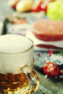 포토 JPG 해외이미지 식재료 방울토마토 맥주 실내 근접촬영 사람없음 아웃포커스 맥주잔 패티 맥주거품 해외202004 해외포토 뷰포인트 토마토 술잔 주류 촬영기법 내부 거품 파일형식