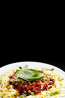 포토 JPG 해외이미지 전통 접시 음식 토마토 채소 재료 치즈 파스타 스파게티 육류 요리 사람없음 빨간색 초록색 식당 검은색 이탈리아 소고기 맛 허브 국수 유기농 바질 볼로냐 해외202004 해외202105 해외포토 식물 식기 웰빙 유럽 컬러 컨셉 식재료 유제품 서양음식 상점 면류 파일형식