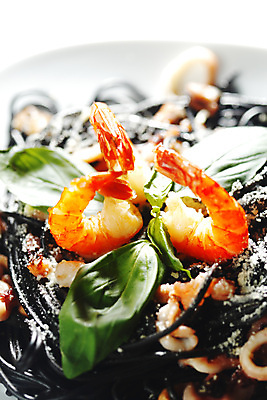 포토 JPG 해외이미지 접시 새우 사람없음 아웃포커스 신선 해산물 오징어 홍합 후추 바질 오징어먹물스파게티 해외202004 오징어먹물 해외202105 해외포토 식기 어패류 연체동물 촬영기법 스파게티 갑각류 수중동물 향신료 파일형식