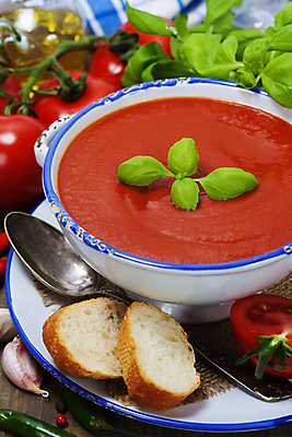 포토 JPG 해외이미지 그릇 접시 빵 토마토 방울토마토 마늘 사람없음 숟가락 수프 바질 해외202004 해외포토 식기 음식 채소 수저 파일형식