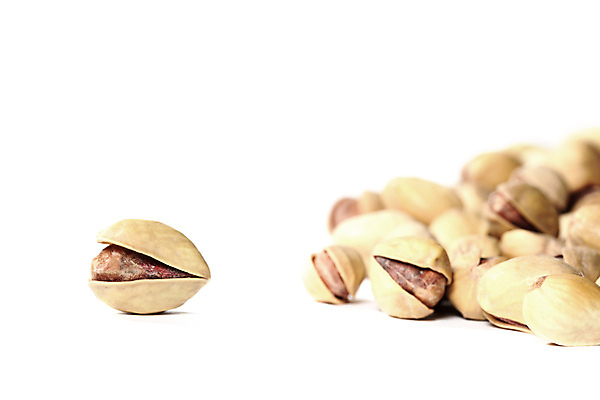 포토 JPG 해외이미지 실내 사람없음 아웃포커스 여러개 껍질 흰배경 피스타치오 해외202004 해외202105 해외포토 다수 백그라운드 촬영기법 내부 견과류 흰색 파일형식