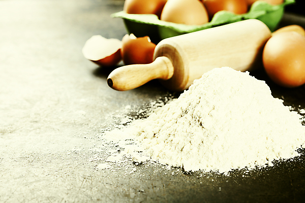 포토 JPG 해외이미지 회색배경 실내 사람없음 계란 준비 밀가루 홈베이킹 제빵 계란판 반죽밀대 해외202004 해외포토 백그라운드 내부 제과제빵 알 회색 가루 밀대 파일형식