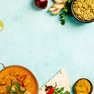 포토 JPG 해외이미지 그릇 토마토 고추 밥 실내 사람없음 냄비 파란배경 인도음식 카레 동남아음식 마살라 적양파 카피스페이스 해외202004 해외포토 식기 음식 백그라운드 채소 양파 내부 파란색 공백 솥 동양음식 파일형식