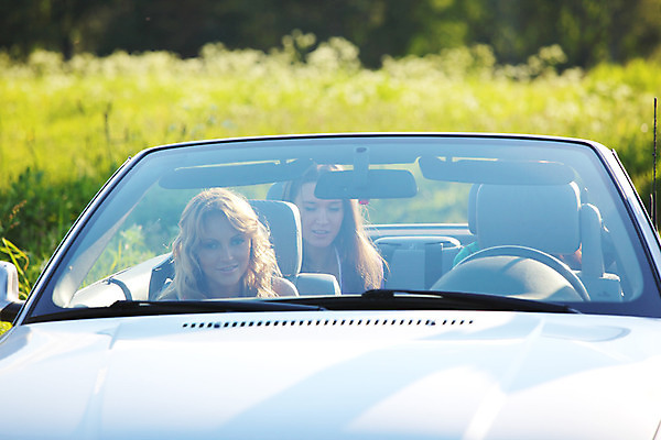 포토 JPG 해외이미지 라이프스타일 여자 남자 행복 여행 백그라운드 자동차 자연 하늘 휴가 미소 사람 여러명 성인 야외 여름 파란색 친구 우정 자유 흰색 오픈카 해외202004 해외202105 해외포토 계절 감정 육상교통 컬러 다수 컨셉 관계 승용차 표정 생활 생태계 파일형식