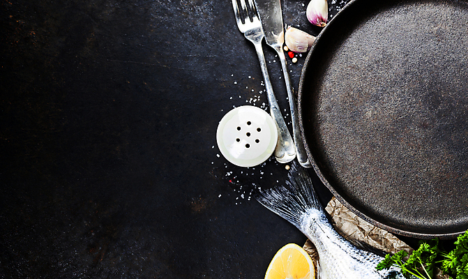 포토 JPG 해외이미지 접시 포크 검은배경 실내 마늘 어류 사람없음 하이앵글 나이프 레몬 해산물 소금 후추 카피스페이스 해외202004 해외포토 식기 뷰포인트 백그라운드 채소 과일 내부 검은색 수중동물 공백 칼 향신료 파일형식