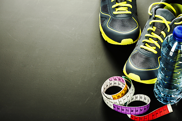 포토 JPG 해외이미지 운동화 다이어트 검은배경 줄자 사람없음 물병 오브젝트 해외202004 해외포토 백그라운드 신발 자 건강 검은색 물통 파일형식