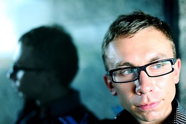 포토 JPG 해외이미지 백인 모델 직업 1 응시 남자 행복 안경 얼굴 비즈니스 유리 성공 미래 한명 미소 사람 정장 성인 청춘 반사 갈색 머리 우주 거울 분노 흰색 표현 신선 최고 비즈니스맨 뜨거움 자신감 닫기 치아 코 혼자 해외202004 해외202105 해외포토 서양인 시선 잡화 옷 감정 컬러 컨셉 모션 재질 표정 신체부위 직장인 소화기관 파일형식