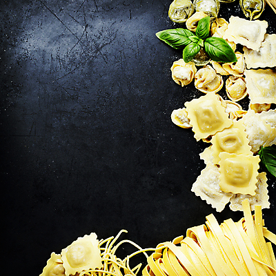 포토 JPG 해외이미지 식재료 검은배경 실내 종류 사람없음 준비 바질 라비올리 파스타면 카피스페이스 탈리아텔레 토르텔리니 해외202004 해외포토 백그라운드 파스타 내부 검은색 공백 면류 파일형식