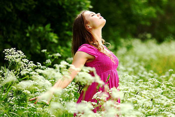 포토 JPG 해외이미지 라이프스타일 응시 드레스 공원 여자 행복 무기 포즈 밭 자연 성공 바람 휴식 창조 사랑 한명 서기 사람 성인 초록색 태양 봄 활발 기쁨 꿈 에너지 자유 신선 표현성 해외202004 해외202105 해외포토 자연요소 1 시선 옷 계절 공공시설 감정 컬러 컨셉 농업 모션 날씨 생활 생태계 파일형식