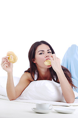 포토 JPG 해외이미지 백인 모델 1 라이프스타일 웰빙 여자 행복 유럽 얼굴 커피 음료 비즈니스 아침 갈색머리 실내 한명 미소 사람 성인 컵 금발 카페 침실 흰색 침대 뜨거움 차 아침식사 고립 단절 혼자 유일 해외202004 해외202105 해외포토 주간 서양인 헤어스타일 식기 감정 나라 컬러 가구 표정 내부 생활 신체부위 상점 식사 파일형식