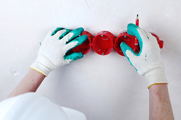 포토 JPG 해외이미지 직업 남자 산업 벽 통신 노동자 새로움 주택 미소 사람 사람없음 힘 기쁨 장비 에너지 도구 업무 틈 유머 기술자 수리 서비스 전자 철사 고정 개선 설치 업그레이드 재주꾼 배선 해외202004 해외202105 해외포토 감정 컨셉 표정 건물 한자 작업 파일형식