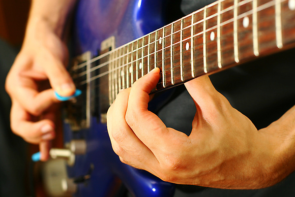 포토 JPG 해외이미지 남자 줄 노래 손가락 놀이 관리 사랑 미술 사람 사람없음 목재 파란색 화목 콘서트 연주자 음악가 도구 악단 클래식 극장 예술가 롤 목 팔 재즈 뮤지컬 블루스 세피아 인기 플라멩코 플레이어 스타일 해외202004 해외202105 해외포토 나무 직업 손 감정 예술 음악 컬러 컨셉 재료 문화예술 촬영기법 신체부위 공연 세계문화유산 파일형식