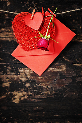 포토 JPG 해외이미지 편지봉투 실내 매달리기 사람없음 장미 하트 편지 나무바닥 노끈 나무집게 해외202004 해외포토 모양 꽃 줄 모션 봉투 바닥 집게 내부 목재 파일형식