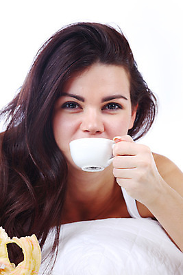 포토 JPG 해외이미지 백인 모델 1 라이프스타일 웰빙 여자 행복 유럽 얼굴 커피 음료 비즈니스 아침 갈색머리 실내 한명 미소 사람 성인 컵 금발 카페 침실 흰색 침대 뜨거움 차 아침식사 고립 단절 혼자 유일 해외202004 해외202105 해외포토 주간 서양인 헤어스타일 식기 감정 나라 컬러 가구 표정 내부 생활 신체부위 상점 식사 파일형식