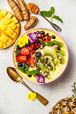 포토 JPG 해외이미지 접시 꽃 딸기 바나나 건강 키위 사람없음 하이앵글 파인애플 블루베리 채식 코코넛 요거트 다이어트음식 스무디 저칼로리식단 강황 플랫레이 비건 해외202004 해외포토 식물 식기 음료 뷰포인트 다이어트 과일 식재료 유제품 플랫 열대과일 식단 저칼로리 채식주의자 파일형식