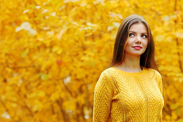 포토 JPG 해외이미지 나무 라이프스타일 공원 여자 행복 백그라운드 잎 오렌지 자연 갈색머리 한명 미소 야외 노란색 가을 숲 9월 해외202004 해외202105 해외포토 식물 1 헤어스타일 계절 공공시설 감정 컬러 과일 표정 사람 생활 날짜 생태계 파일형식