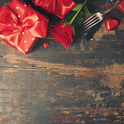 포토 JPG 해외이미지 포크 실내 발렌타인데이 사랑 사람없음 선물상자 장미 나이프 오브젝트 나무바닥 카피스페이스 해외202004 해외포토 식기 꽃 감정 데이이벤트 바닥 선물 내부 상자 공백 칼 파일형식