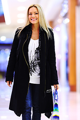 포토 JPG 해외이미지 손 드레스 여자 행복 종이 분홍색 백그라운드 가방 오렌지 실내 관리 선물 한명 미소 사람 성인 내부 스마트폰 쇼핑 유행 판매 흰색 잡기 도시 센터 시장 구매 쇼핑몰 고객 상업 소매 쇼퍼홀릭 해외202004 해외202105 해외포토 1 잡화 옷 감정 컬러 과일 모션 표정 신체부위 핸드폰 스마트기기 파일형식