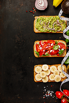 포토 JPG 해외이미지 빵 방울토마토 검은배경 바나나 실내 줄자 사람없음 하이앵글 이탈리아음식 애피타이저 슬라이스 과카몰리 브루스케타 적양파 카피스페이스 해외202004 해외포토 음식 뷰포인트 백그라운드 토마토 과일 양파 서양음식 자 내부 검은색 공백 소스_음식 파일형식