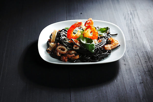 포토 JPG 해외이미지 접시 탁자 검은배경 조개 새우 파슬리 사람없음 신선 해산물 오징어 홍합 후추 바질 오징어먹물스파게티 해외202004 오징어먹물 해외202105 해외포토 식기 가구 백그라운드 채소 어패류 연체동물 스파게티 갑각류 검은색 수중동물 향신료 파일형식