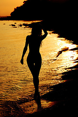 포토 JPG 해외이미지 구름 모델 1 라이프스타일 계절 여자 실루엣 모래 파도 바다 자연 하늘 휴가 휴식 건강 한명 사람 풍경 야외 물 여름 파란색 빛 컬러풀 운동 태양 숫자 섹시 노란색 우주 일출 맑음 일몰 춤 야간 내추럴 해외202004 해외202105 해외포토 자연요소 문자 컬러 컨셉 날씨 문화예술 촬영기법 생활 노을 생태계 파일형식