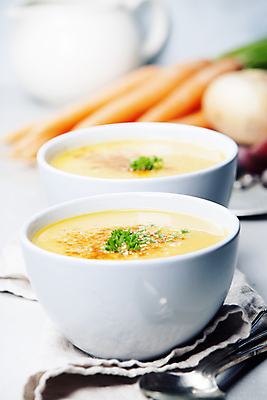 포토 JPG 해외이미지 그릇 실내 근접촬영 사람없음 아웃포커스 숟가락 당근 식탁보 수프 흰배경 야채수프 크림스프 해외202004 해외포토 식기 뷰포인트 백그라운드 뿌리채소 촬영기법 수저 내부 흰색 파일형식
