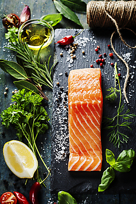 포토 JPG 해외이미지 채소 실내 어류 사람없음 하이앵글 끈 레몬 날것 소금 연어 후추 바질 로즈메리 연어요리 연어회 해외202004 해외포토 음식 뷰포인트 과일 내부 수중동물 생선회 허브 향신료 파일형식