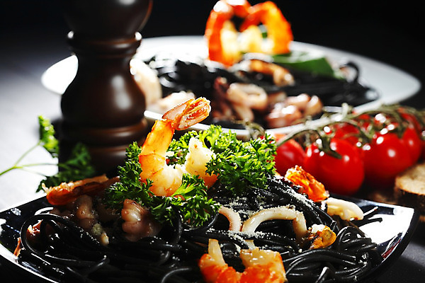 포토 JPG 해외이미지 접시 방울토마토 탁자 검은배경 조개 새우 파슬리 사람없음 아웃포커스 신선 해산물 오징어 홍합 후추 바질 오징어먹물스파게티 해외202004 오징어먹물 해외202105 해외포토 식기 가구 백그라운드 토마토 채소 어패류 연체동물 촬영기법 스파게티 갑각류 검은색 수중동물 향신료 파일형식