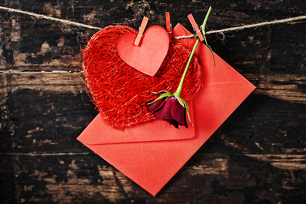 포토 JPG 해외이미지 편지봉투 실내 매달리기 사람없음 장미 하트 편지 나무바닥 노끈 나무집게 해외202004 해외포토 모양 꽃 줄 모션 봉투 바닥 집게 내부 목재 파일형식