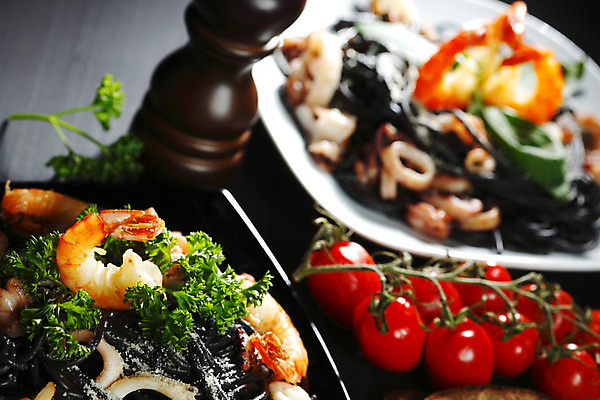 포토 JPG 해외이미지 접시 방울토마토 탁자 검은배경 새우 파슬리 사람없음 아웃포커스 신선 해산물 오징어 홍합 후추 바질 후추통 오징어먹물스파게티 해외202004 오징어먹물 해외202105 해외포토 식기 가구 백그라운드 토마토 채소 어패류 연체동물 촬영기법 스파게티 갑각류 검은색 수중동물 향신료 양념통 파일형식