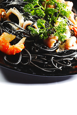 포토 JPG 해외이미지 접시 새우 파슬리 사람없음 신선 해산물 오징어 홍합 후추 바질 오징어먹물스파게티 해외202004 오징어먹물 해외202105 해외포토 식기 채소 어패류 연체동물 스파게티 갑각류 수중동물 향신료 파일형식