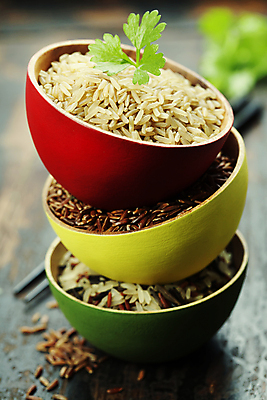 포토 JPG 해외이미지 그릇 밥 실내 종류 사람없음 아웃포커스 쌓기 쌀 담기 나무바닥 현미 해외202004 해외포토 식기 음식 모션 곡류 바닥 촬영기법 내부 파일형식