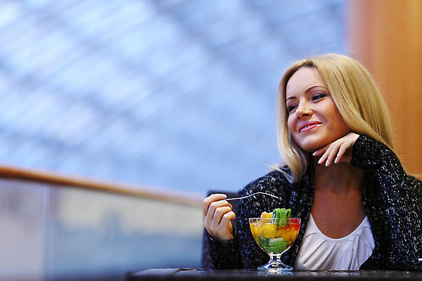 포토 JPG 해외이미지 모델 라이프스타일 여자 행복 얼굴 커피 음료 음식 과일 유리 휴식 거리 건강 한명 사람 성인 컵 금발 섹시 식당 검은색 봄 카페 사막 흰색 하트 바 뜨거움 달콤 맛 아침식사 찻잔 내추럴 해외202004 해외202105 해외포토 모양 1 헤어스타일 식기 계절 감정 컬러 컨셉 재질 잔 생활 신체부위 상점 식사 파일형식