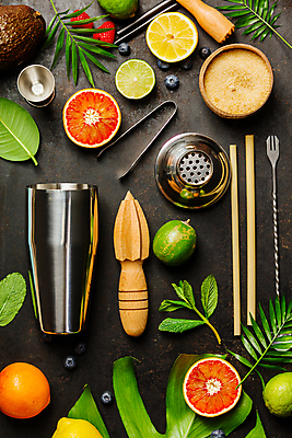 포토 JPG 해외이미지 잎 검은배경 실내 사람없음 하이앵글 칵테일 레몬 민트 자몽 라임 과즙기 쉐이커 황설탕 셰이커 해외202004 해외포토 식물 뷰포인트 백그라운드 과일 주류 내부 검은색 설탕 허브 파일형식