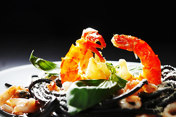 포토 JPG 해외이미지 접시 탁자 검은배경 조개 새우 사람없음 신선 해산물 오징어 후추 바질 오징어먹물스파게티 해외202004 오징어먹물 해외202105 해외포토 식기 가구 백그라운드 어패류 연체동물 스파게티 갑각류 검은색 수중동물 향신료 파일형식