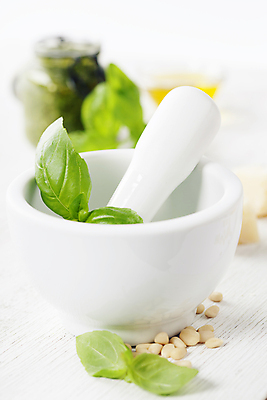 포토 JPG 해외이미지 실내 사람없음 아웃포커스 이탈리아음식 흰배경 잣 바질 막자사발 페스토 해외202004 해외포토 백그라운드 서양음식 촬영기법 내부 견과류 흰색 사발 소스_음식 파일형식