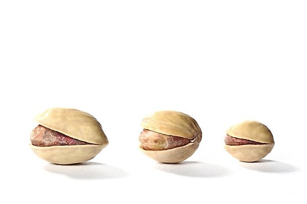 포토 JPG 해외이미지 실내 사람없음 껍질 세개 흰배경 피스타치오 해외202004 해외202105 해외포토 백그라운드 3 내부 견과류 흰색 파일형식